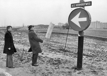 843807 Afbeelding van de onthulling van het straatnaambord A.C. Verhoefweg te Nieuwegein, door oud-gedeputeerde van de ...